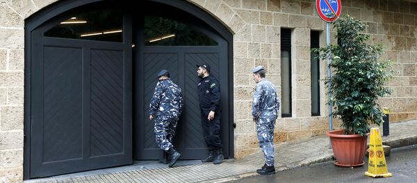 Lebanese police officers are seen at the entrance to the garage of what is believed to be former Nissan boss Carlos Ghosn's house in Beirut Lebanese police officers are seen at the entrance to the garage of what is believed to be former Nissan boss Carlos Ghosn's house in Beirut - Sputnik 日本