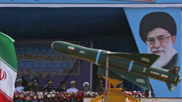Ракета на фоне портрета лидера Ирана Али Хаменеи во время парада в честь Национального дня армии в Тегеране, Иран - Sputnik 日本