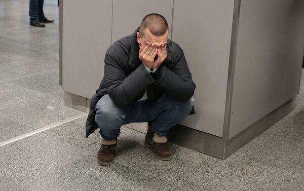 ウクライナ・ボリスポル空港で　墜落事故犠牲者の家族 - Sputnik 日本