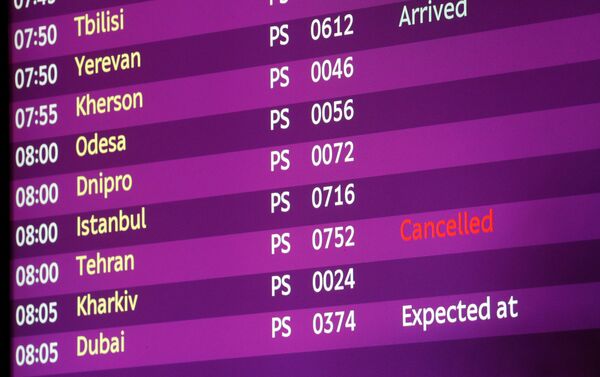 ウクライナ・ボリスポル空港の電光掲示板　テヘラン⁻キエフ便は「キャンセル」表示 - Sputnik 日本