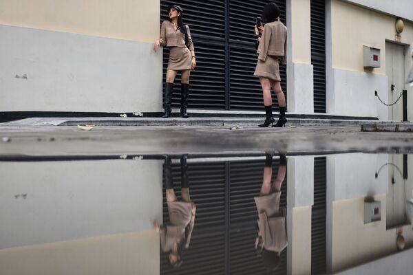 街角で被写体となる女性　ベトナムのハノイにて - Sputnik 日本