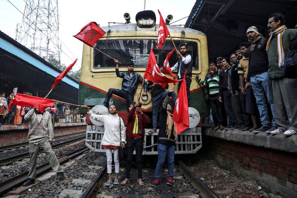 反政府デモに参加したインド共産党の支持者　列車の運行を妨害　インドのコルカタにて - Sputnik 日本
