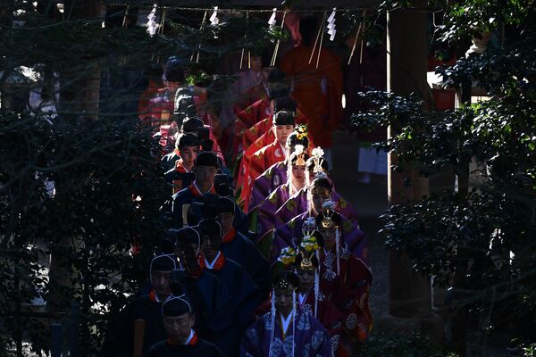 國學院大學では「成人加冠式」が行われ、装束姿を着た学生が学内の神殿を参拝 - Sputnik 日本