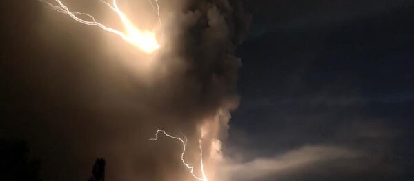 フィリピンで強力な雷雨をともなう火山噴火 - Sputnik 日本