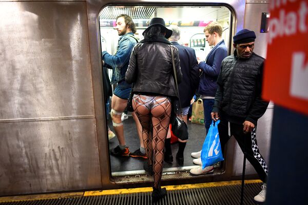 ノーパンツデー(No Pants Subway Ride)に参加する人々　米ニューヨークにて - Sputnik 日本
