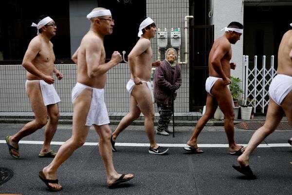 鐵砲洲稲荷神社で行われた寒中禊に参加した男性たち　東京中央区にて - Sputnik 日本