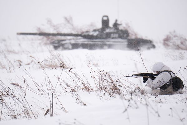 狙撃訓練を行う軍人　ロシアのケメロヴォ州にて - Sputnik 日本