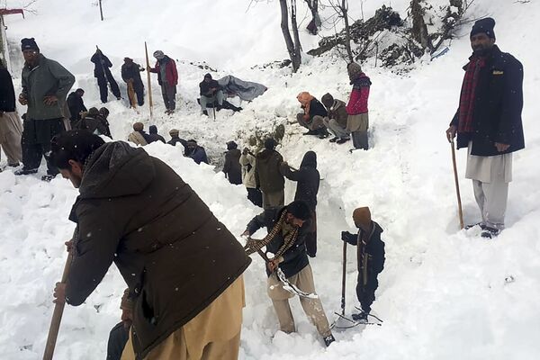 雪崩の犠牲者を地元住民が捜索　カシミール地方のニーラム･バレーにて - Sputnik 日本