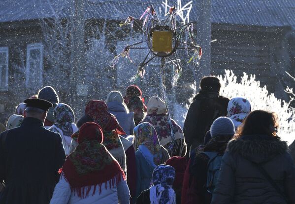 正教会のクリスマスイブ　お祭りに参加する人々　ロシアのレニングラード州にて - Sputnik 日本