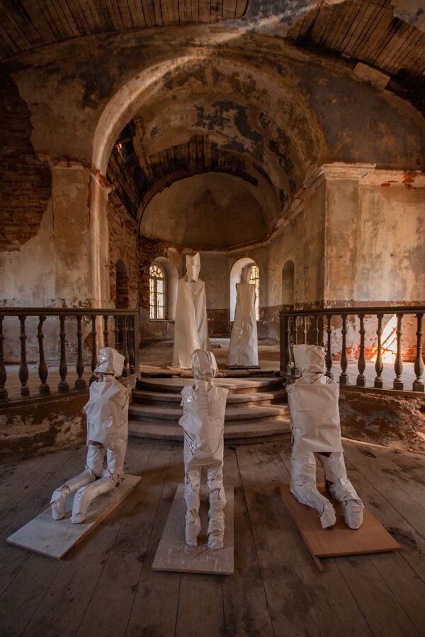 廃墟となった教会　幽霊の彫刻と共に　ラトビア - Sputnik 日本