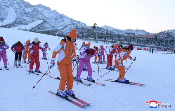 スキーを楽しむ市民 - Sputnik 日本
