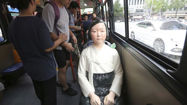 Статуя женщины для утешения установлена на стуле автобуса в ознаменование 5-го Международного дня памяти женщин для утешения в Сеуле, Южная Корея - Sputnik 日本