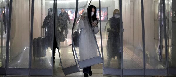 Девушка в маске в подземном переходе в Пекине Девушка в маске в подземном переходе в Пекине - Sputnik 日本
