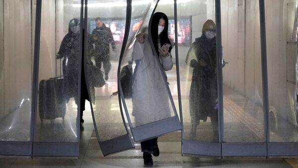 Девушка в маске в подземном переходе в Пекине  - Sputnik 日本
