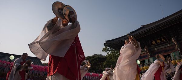 Буддисткая церемония во время празднеств в честь Дня Будды в Сеуле - Sputnik 日本