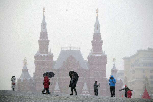 ついにモスクワに雪が　赤の広場を訪れる人々 - Sputnik 日本