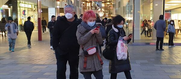 Прохожие в защитных масках на одной из улиц в Пекине - Sputnik 日本