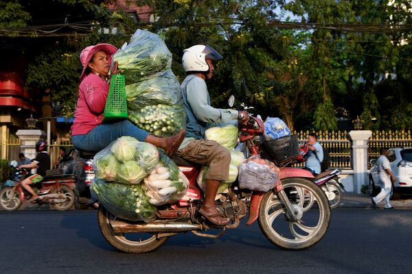 野菜をバイクで配送する地元住民　カンボジア・プノンペンにて - Sputnik 日本
