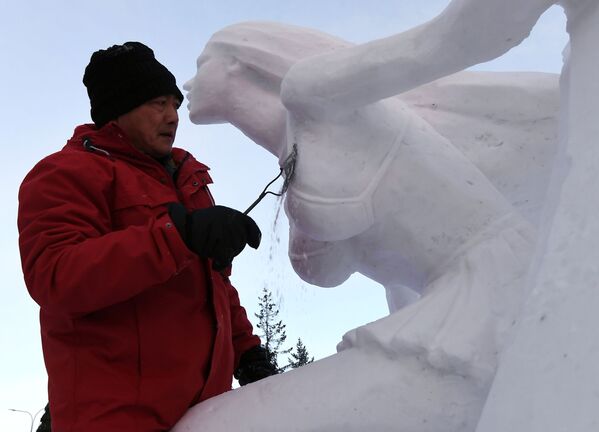 氷の彫刻の祭典「シベリアの魔法の氷」に参加する男性　ロシア・クラスノヤルスクにて - Sputnik 日本