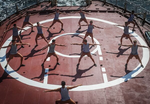 調査船の上で体操をおこなう士官候補生たち　ロシア - Sputnik 日本