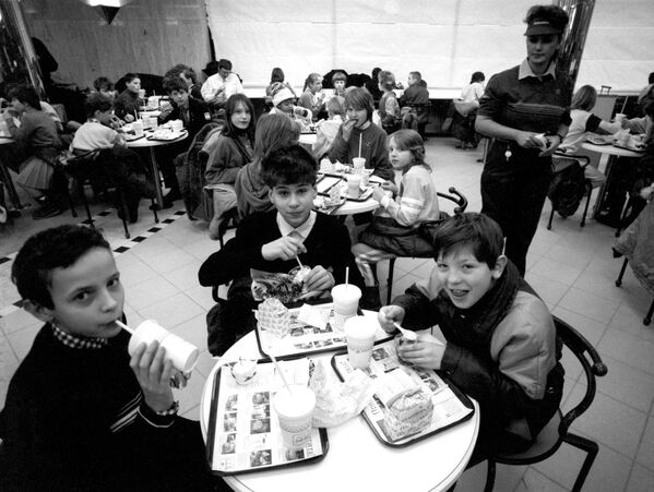 モスクワの孤児院の子どもたちには無料でハンバーガーが提供された - Sputnik 日本