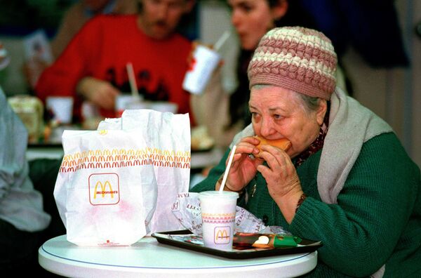 ハンバーガーを頬張る女性 - Sputnik 日本