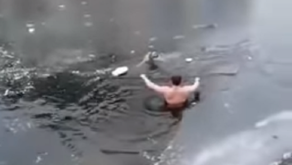 早く助けて！　凍った川での犬救出劇　ロシア - Sputnik 日本