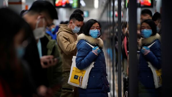 Люди в защитных масках на одной из станций метро в Шанхае - Sputnik 日本