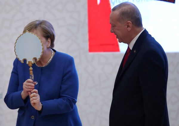メルケル首相、エルドアン大統領からプレゼントを受け取る　イスタンブールのトルコ＝ドイツ大学にて - Sputnik 日本