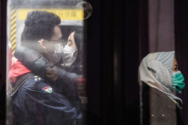 マスク越しにキスをするカップル　香港の地下鉄にて - Sputnik 日本