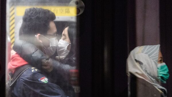 Целующаяся пара в защитных масках в метро Гонконга - Sputnik 日本