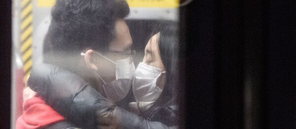 Целующаяся пара в защитных масках в метро Гонконга - Sputnik 日本