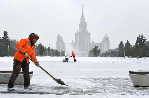 雪かきで大忙し　ロシア・モスクワ大学前の雀が丘にて - Sputnik 日本