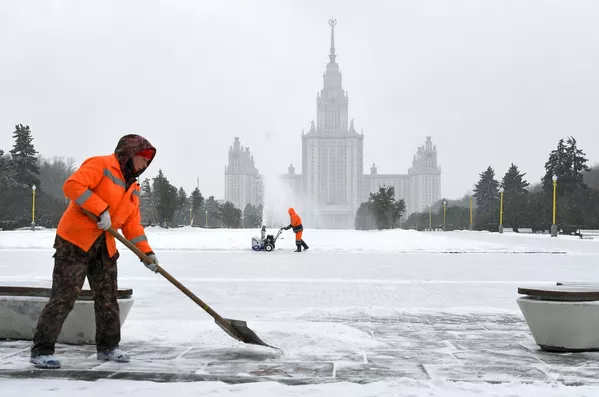 雪かきで大忙し ロシア・モスクワ大学前の雀が丘にて 雪かきで大忙し ロシア・モスクワ大学前の雀が丘にて - Sputnik 日本
