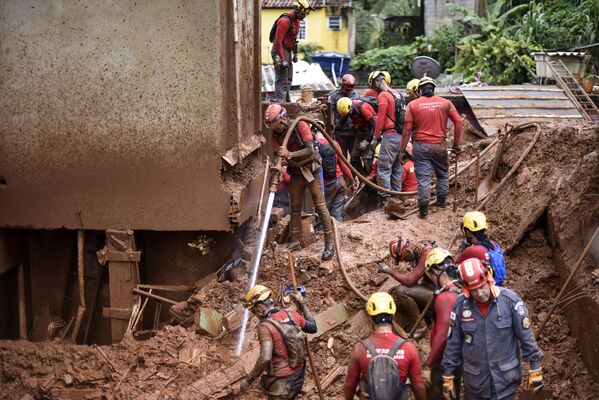 地すべりによる行方不明者の捜索にあたる消防隊員　ブラジル・ミナスジェライス州にて - Sputnik 日本