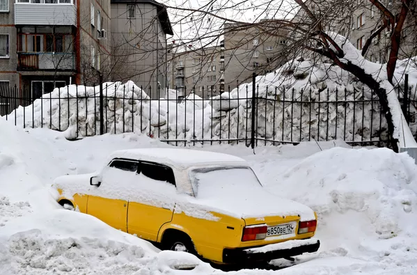 庭の前にできる雪の吹き溜まり ロシア・ノヴォシビルスクにて 庭の前にできる雪の吹き溜まり ロシア・ノヴォシビルスクにて - Sputnik 日本