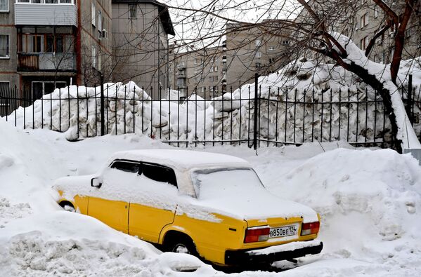 庭の前にできる雪の吹き溜まり　ロシア・ノヴォシビルスクにて - Sputnik 日本
