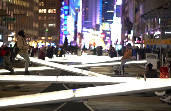 タイムズ・スクエアに光るシーソーが登場 - Sputnik 日本