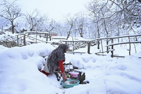 雪が降り積もった後、皿洗いをする女性　インド・ジャンムー・カシミール州の街シュリーナガルにて - Sputnik 日本