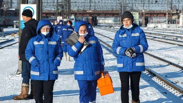 イルクーツクで医師らが対象者の検査を行っている - Sputnik 日本