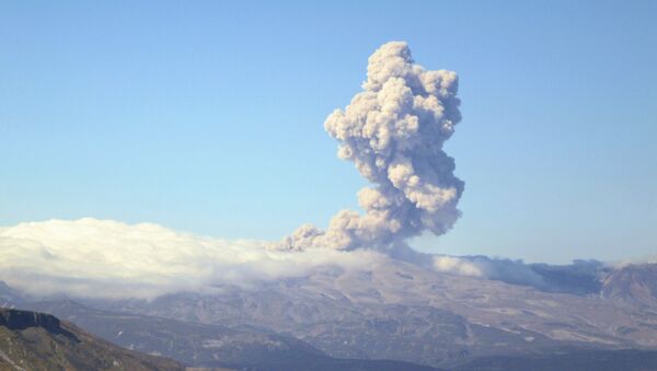 クリル諸島のエベコ火山　1900メートルの噴煙を噴き上げる - Sputnik 日本
