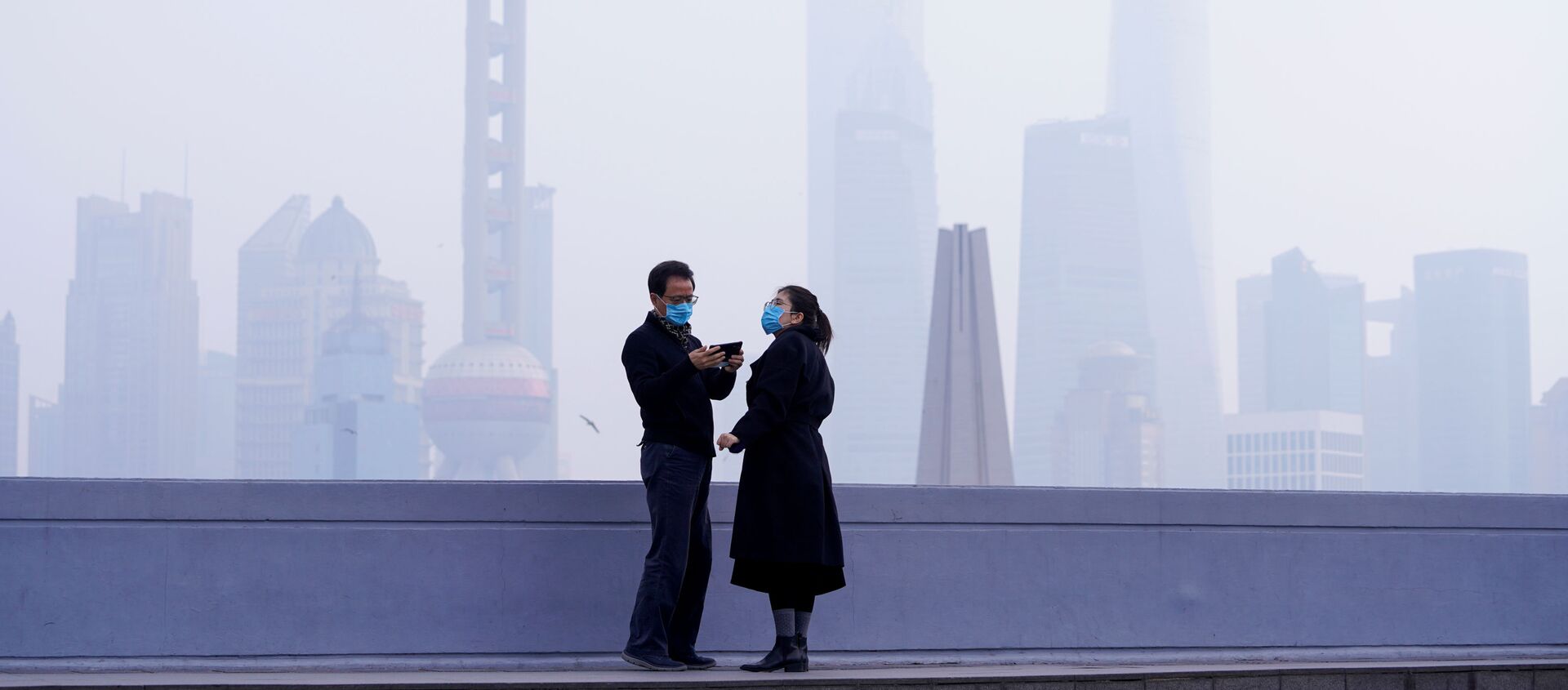 Люди в масках на мосту на фоне финансового района Пудун в Шанхае, Китай - Sputnik 日本, 1920, 04.02.2020