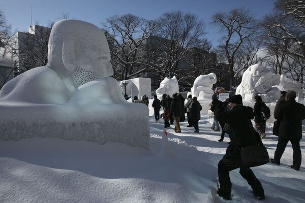様々な雪像を見てまわる来場客 - Sputnik 日本