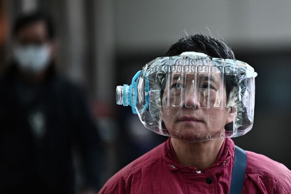 マスクの代わりにペットボトルで顔を覆う香港市民 - Sputnik 日本