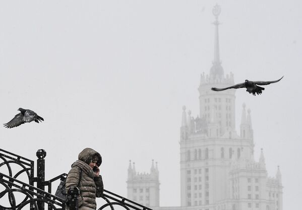 歩道橋を歩く女性　芸術家アパートを背景に　ロシア・モスクワにて - Sputnik 日本
