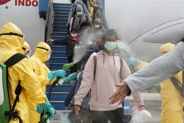 武漢から到着し消毒剤を散布されるインドネシアの市民　ハン・ナディム国際空港にて - Sputnik 日本