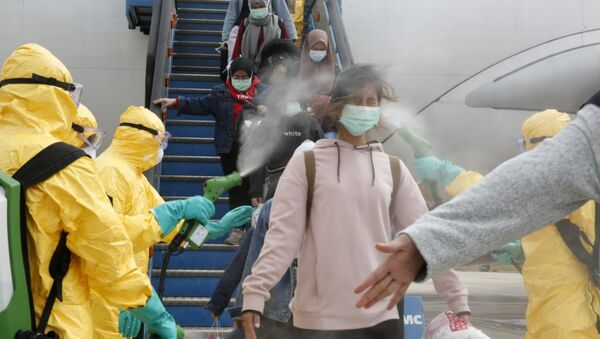 Медики опрыскивают индонезийских граждан антисептиком после прибытия из китайского Уханя, центра эпидемии коронавируса - Sputnik 日本