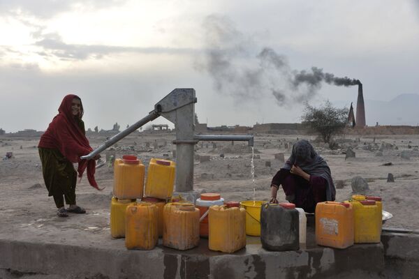 井戸から水を汲む女性たち　アフガニスタン東部の都市ジャラーラーバードにて - Sputnik 日本