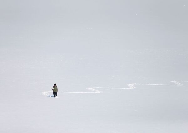 雪で覆われた湖の上を歩く男性　アフガニスタン・カブールにて   - Sputnik 日本