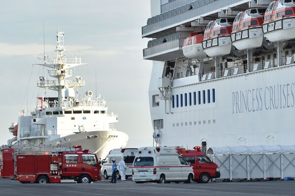 救急車と消防車が駆けつけ、陽性反応が出た乗客を医療機関へ搬送 - Sputnik 日本
